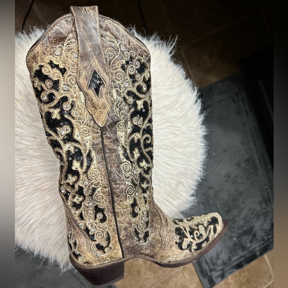 Corral Distressed Brown Boots with Black Embroidery
